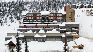 Ein mehrstöckiges Hotel mit modernem Design, das eine Kombination aus Balkonen und großen Fenstern bietet.