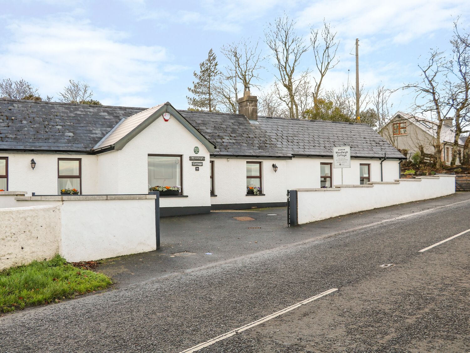 WOODLEIGH COTTAGE, with open fire in Ballycastle