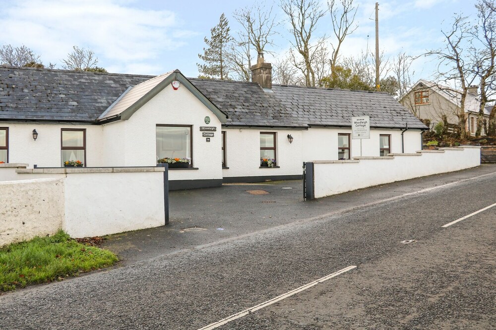 WOODLEIGH COTTAGE, with open fire in Ballycastle