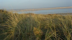 A beach with sand dunes and grass in the foreground. - Charming cottage near the sea (Saint-Germain-sur-Ay)