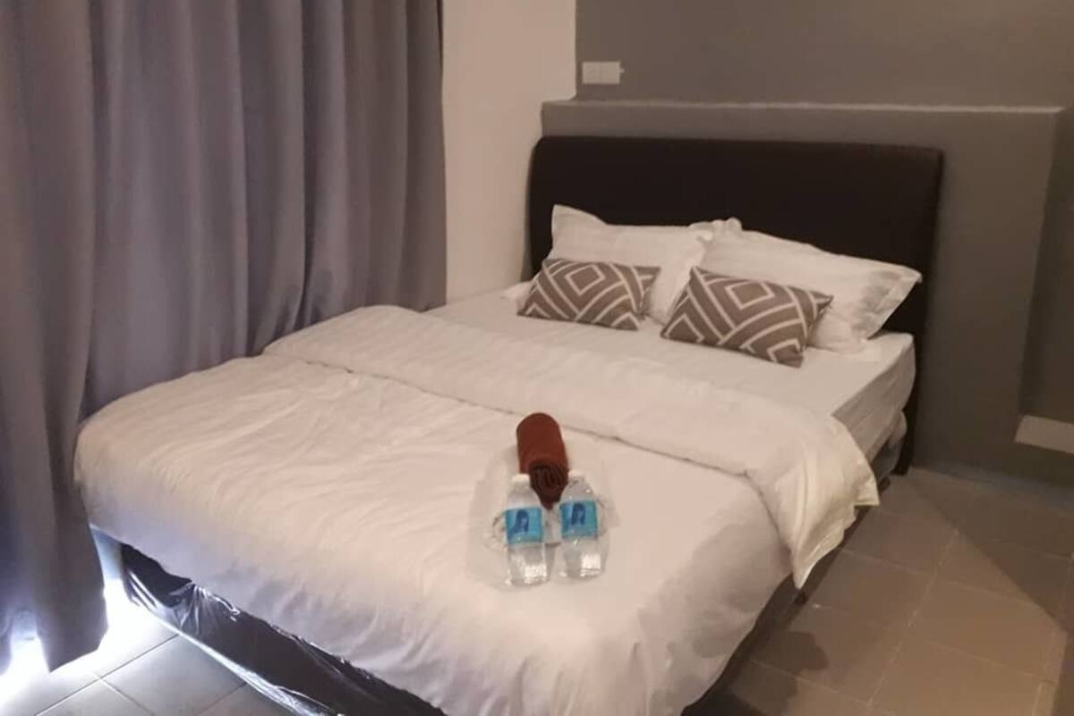 Deluxe Double Room, Multiple Beds, Non Smoking | WiFi (free), bed sheets