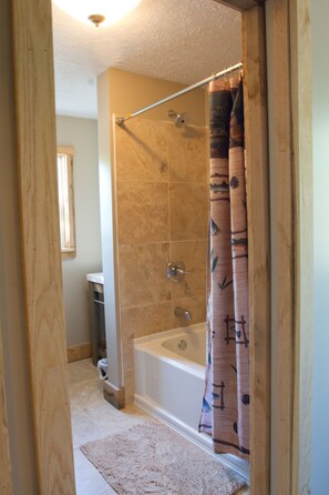 Combined shower/tub, hair dryer, towels