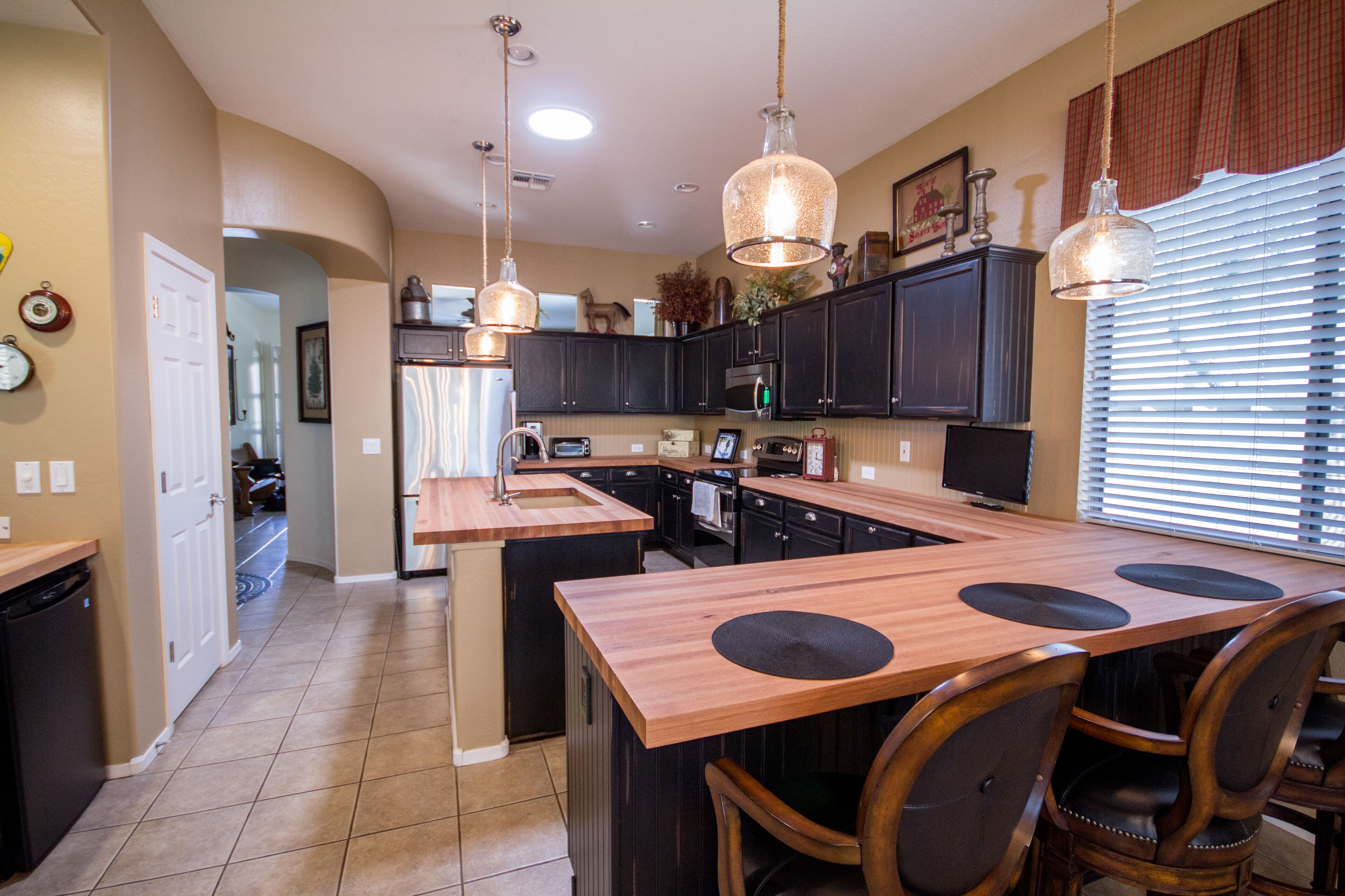 Charming, Warm & Comfortable 3 BR Home near Lake Pleasant,