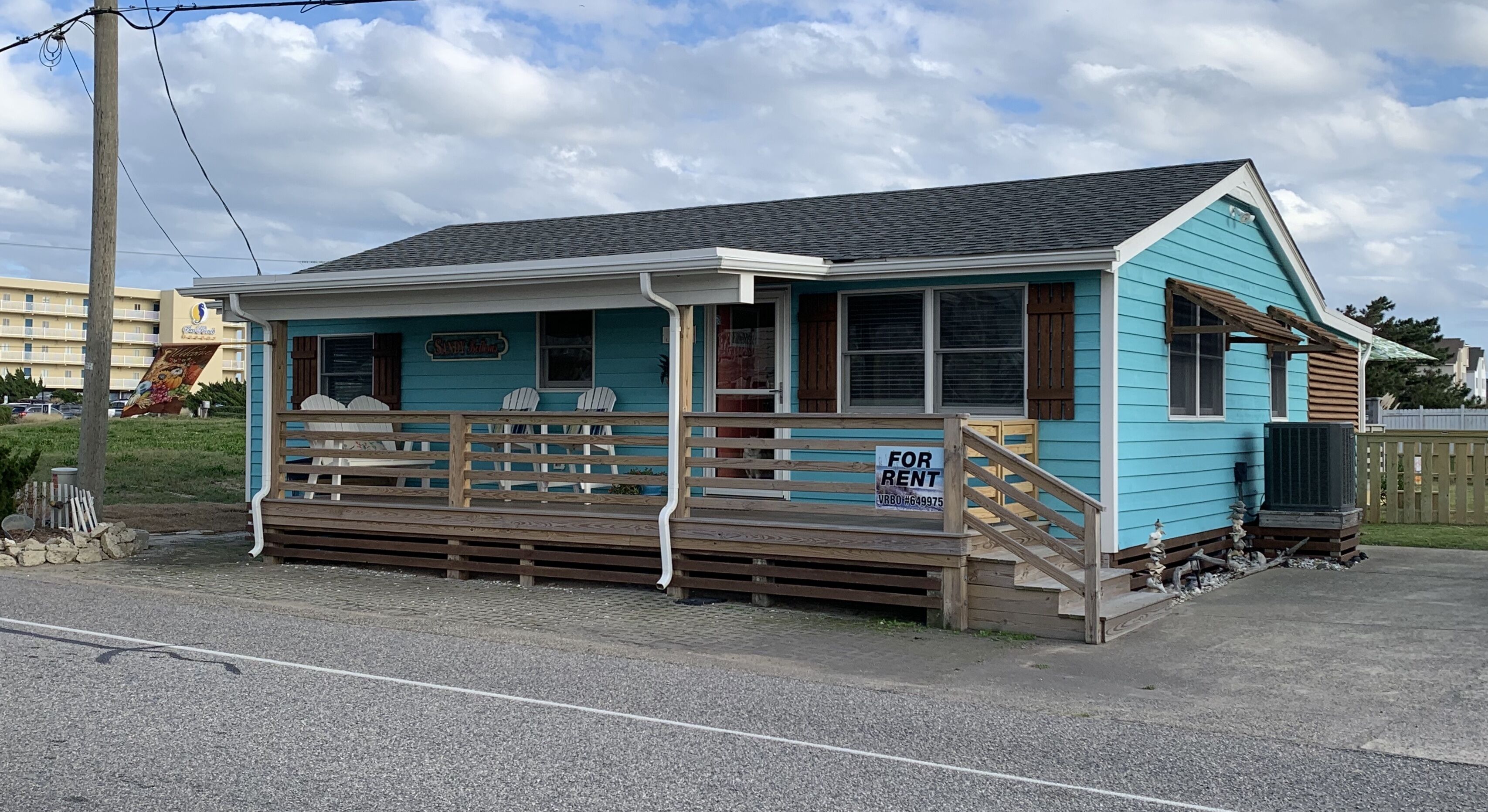 Bungalow at direct beach access with lifeguard!Fenced in yard and screened porch