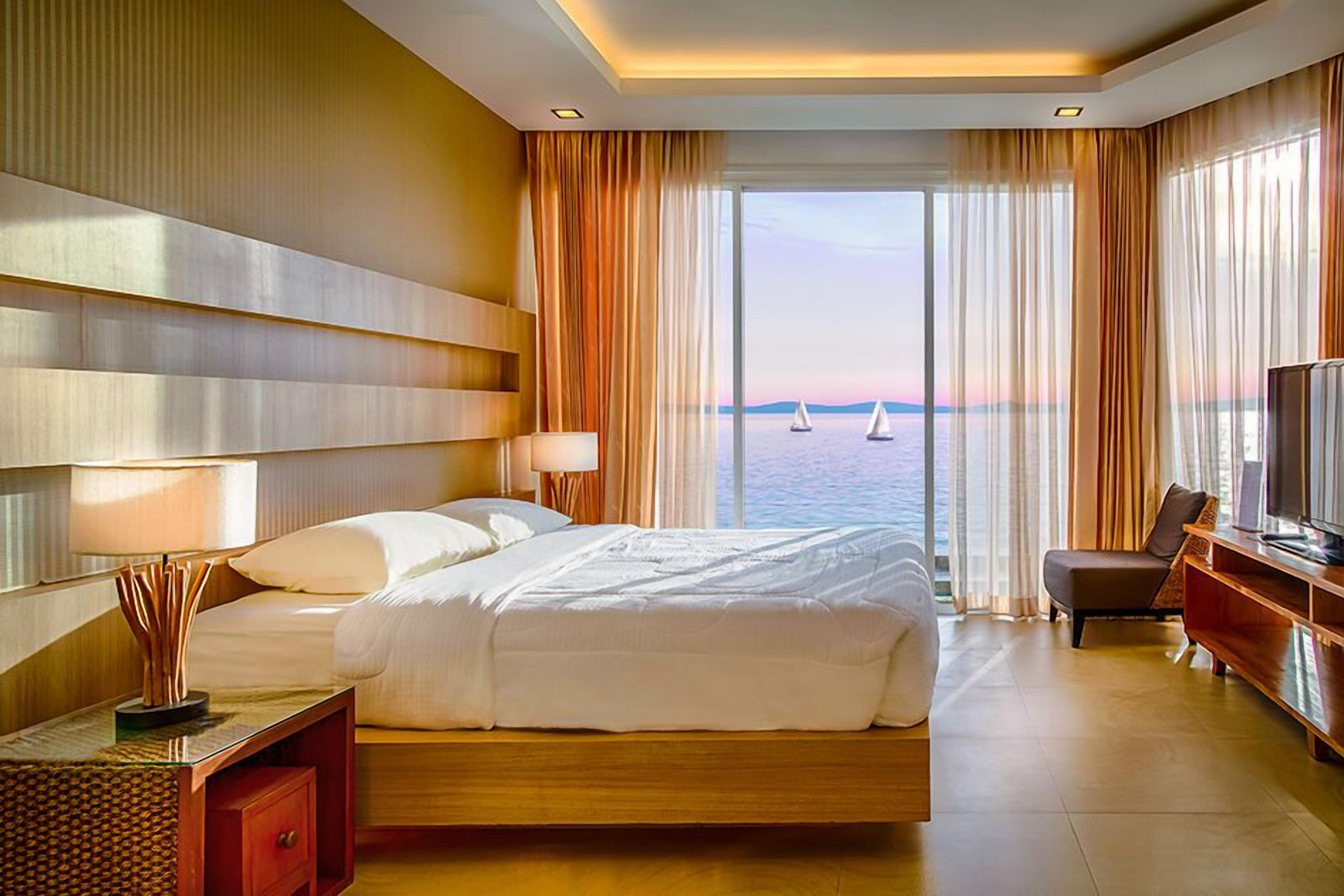 Paradise Ocean View Beach Front Condomimium In Pattaya