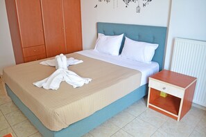 1 bedroom, iron/ironing board, WiFi, bed sheets - Budget apt,4 guests,Town center,No car needed,Next to taverns,bars,amenities 05 (Rethymno)