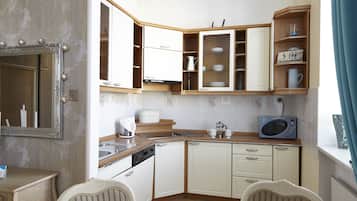 Kühlschrank, Mikrowelle, Herdplatte, Geschirrspüler