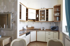 Fridge, microwave, stovetop, dishwasher