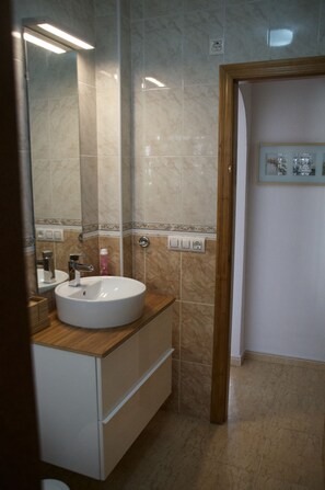 Douche, séchoir à cheveux, serviettes fournies