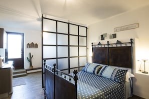 Tabla de planchar con plancha, cuna de viaje, wifi y ropa de cama 