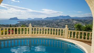 Een buitenzwembad, een verwarmd zwembad