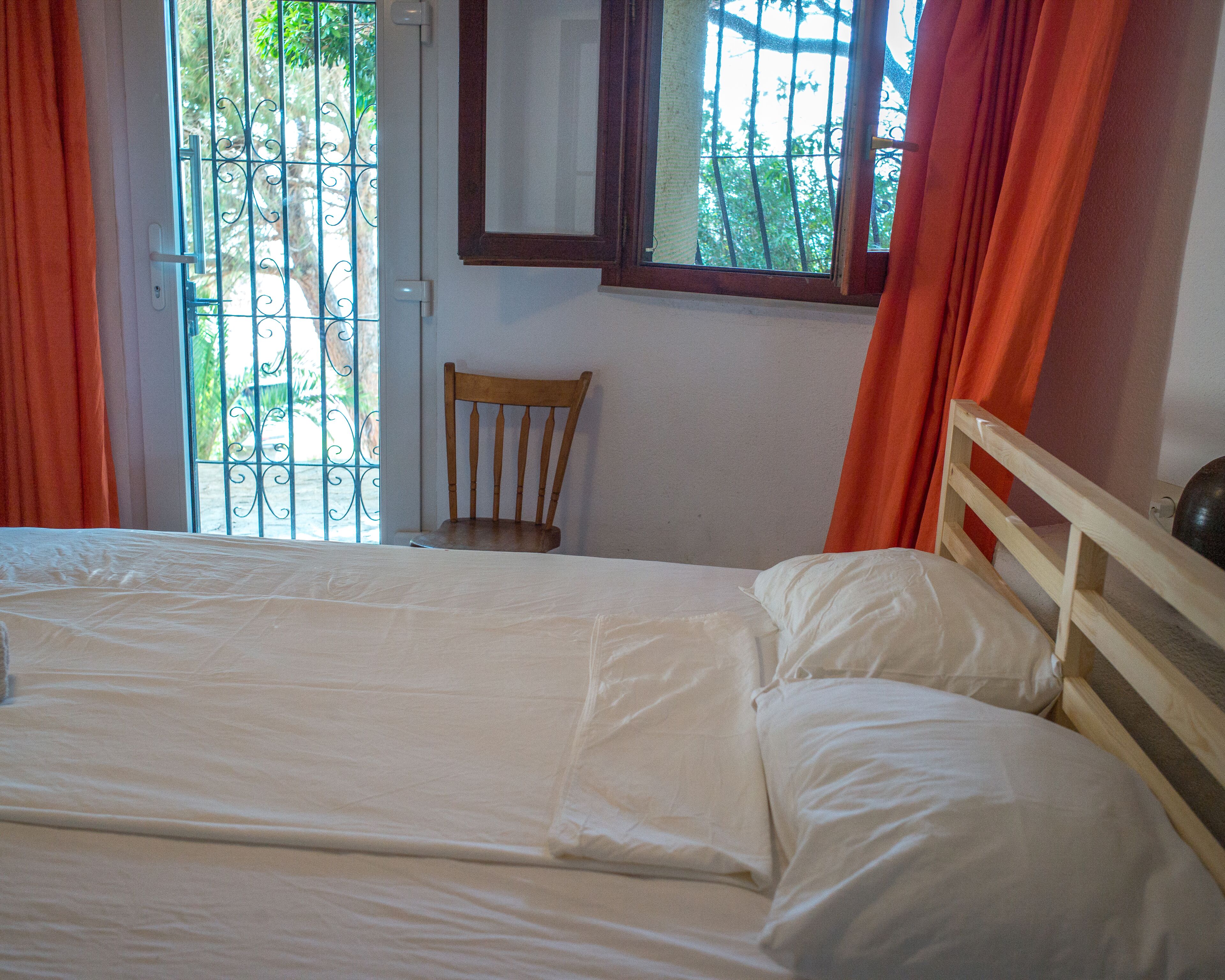 Das Orangene Schlafzimmer  hat einen getrennten Zugang vom Garten