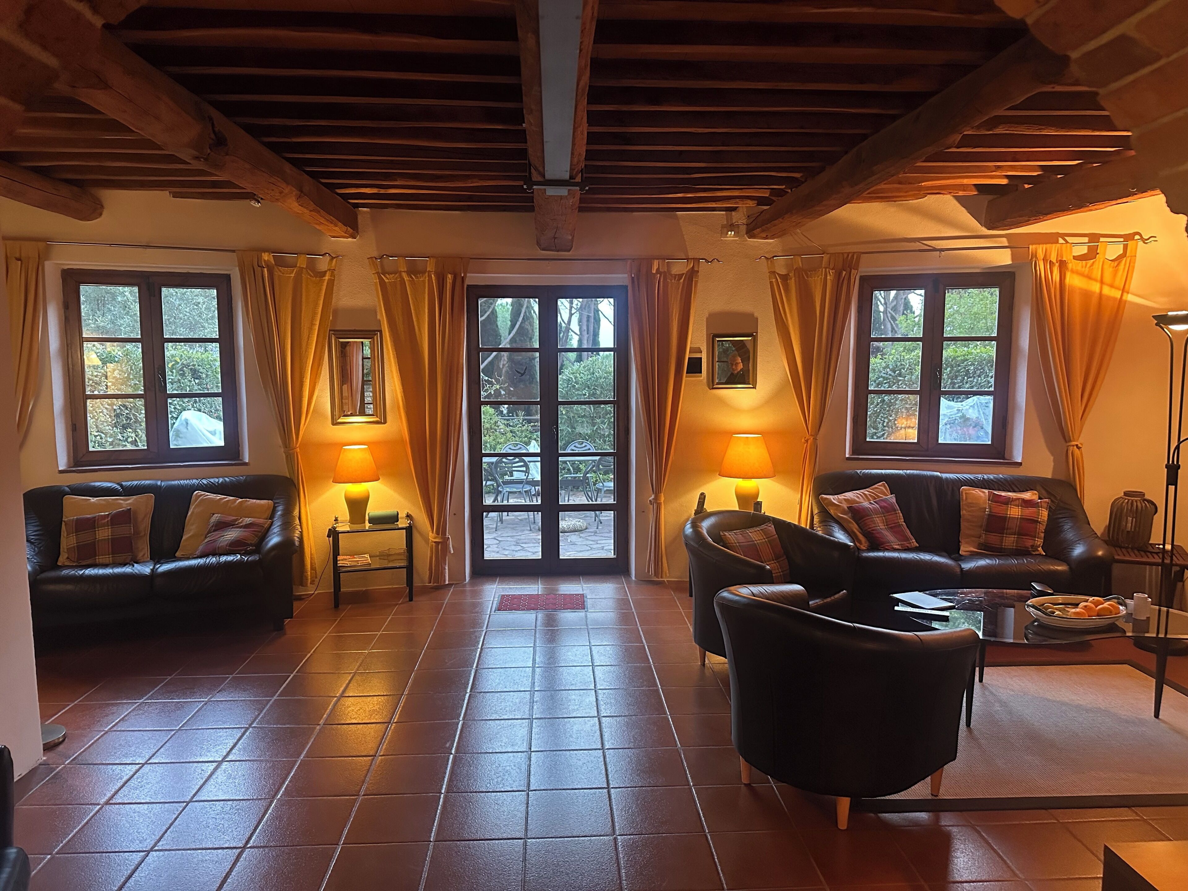 Smart TV, caminetto, lettore DVD, libri