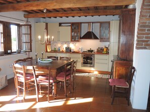 Frigorifero, forno, piano cottura, lavastoviglie