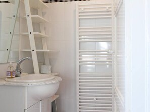 Bathroom - Bright Contemporary Studio, 2 Guests, Prime Location in La Baule, Close to Beach, Shops, and Market (La Baule)
