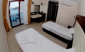 Premium bedding, blackout curtains, rollaway beds, free WiFi - Yılmaz Kaptan Otel (Marmaris)