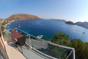 Comfort Tek Büyük Yataklı Oda, Deniz Manzaralı | Balkon manzarası