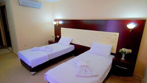 Two single beds with headboards, bedside tables, and lamps. - Yılmaz Kaptan Otel (Marmaris)