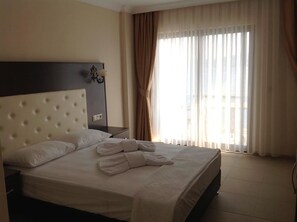 Comfort Tek Büyük Yataklı Oda, Deniz Manzaralı | Kaliteli yatak takımı, güneşlik/perde, portatif/ilave yatak