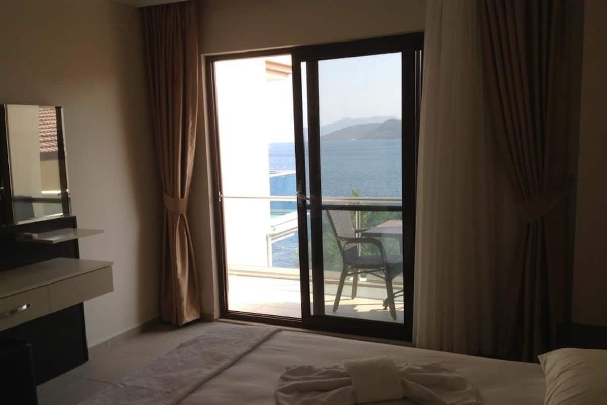 Comfort Tek Büyük Yataklı Oda, Deniz Manzaralı | Kaliteli yatak takımı, güneşlik/perde, portatif/ilave yatak