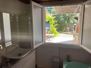 Combined shower/tub, hair dryer, towels, toilet paper - Provencal villa with a pool, for a family or group (Le Beausset)
