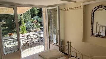 5 bedrooms, desk, iron/ironing board, travel crib