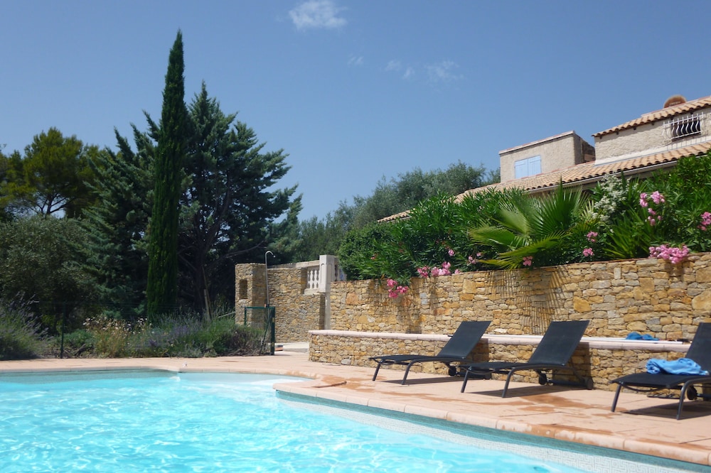 Provencal villa with a pool, for a family or group