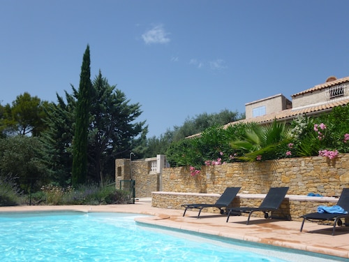 Provencal villa with a pool, for a family or group