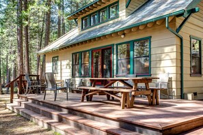 Outdoor dining - (1A) Wawona Retreat at The Redwoods In Yosemite (Yosemite National Park)
