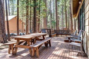 Outdoor dining - (1A) Wawona Retreat at The Redwoods In Yosemite (Yosemite National Park)