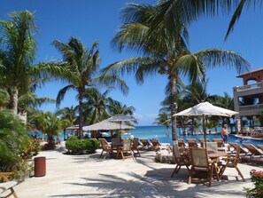 Outdoor dining - Spectacular Luxury Vacations at Infinity Bay  (West Bay)