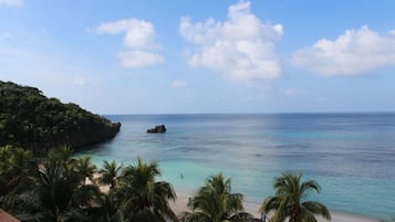 På stranden, solstolar och strandhanddukar