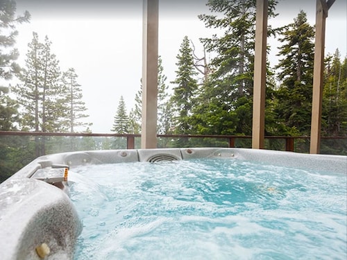 Tranquil mountain Retreat near ski-resort, casinos, and Zephyr Cove