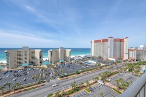 Un hôtel situé sur la côte, composé de plusieurs immeubles de grande hauteur, doté d’un parking et offrant une vue sur l’océan.