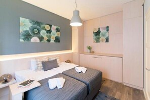 1 Schlafzimmer, Schreibtisch, schallisolierte Zimmer