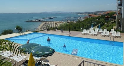 3. Stock ein Schlafzimmer LAZUR Wohnung mit Blick auf den Pool (für Details anfragen).