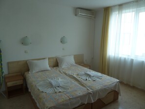 1 bedroom, iron/ironing board, free WiFi, bed sheets - 3rd floor one bedroom LAZUR apartment overlooking pool(Enquire for details). (Sveti Vlas)