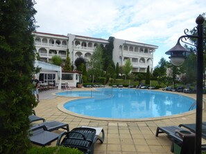 Una piscina al aire libre