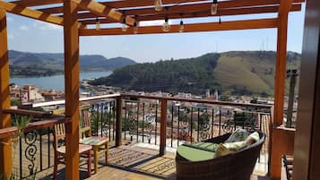 Kolmen hengen superior-huone | Terassi/patio