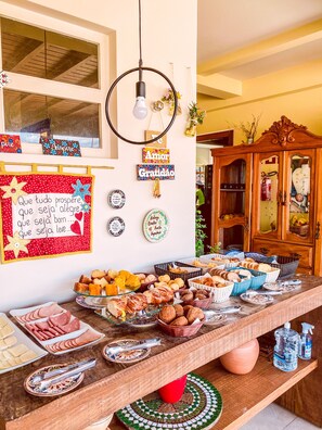 Free daily local cuisine breakfast - Pousada Quintal da Lua (Capitólio)