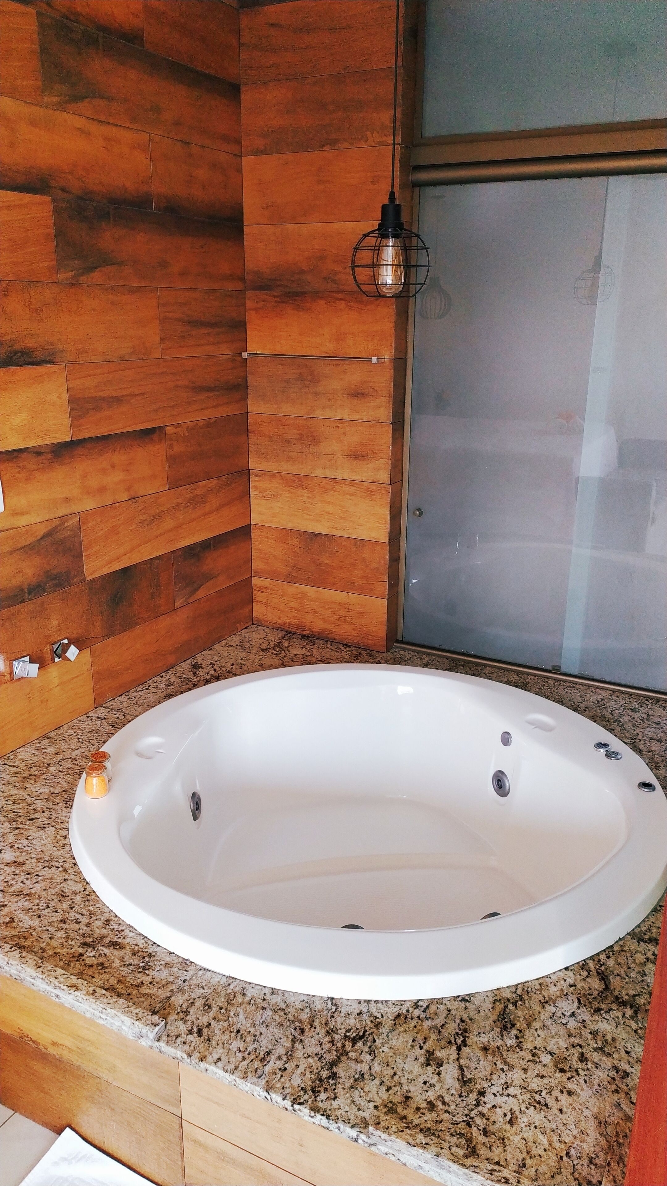 Quarto casal luxo | Banheiro | Banheira e chuveiro separados, banheira de hidromassagem