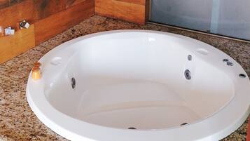 Deluxe tweepersoonskamer | Badkamer | Een douche, gratis toiletartikelen, handdoeken