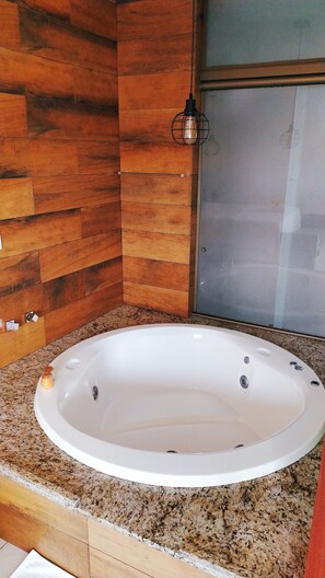 Habitación doble Deluxe | Baño | Tina y regadera independientes y tina de hidromasaje