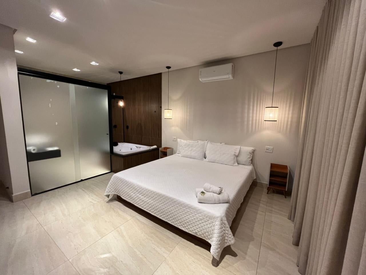 Quarto casal superluxo, 1 cama King | Frigobar, Wi-Fi de cortesia, roupa de cama