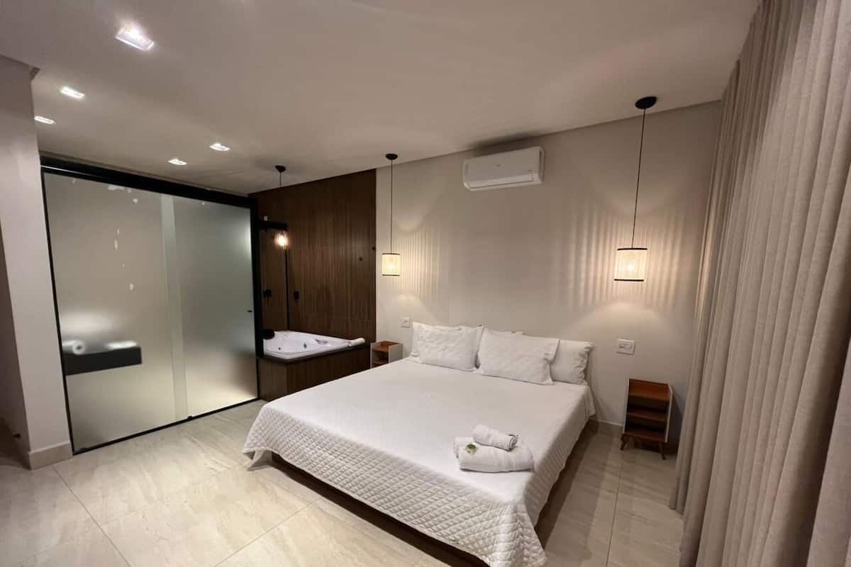 Quarto casal superluxo, 1 cama King | Frigobar, Wi-Fi de cortesia, roupa de cama