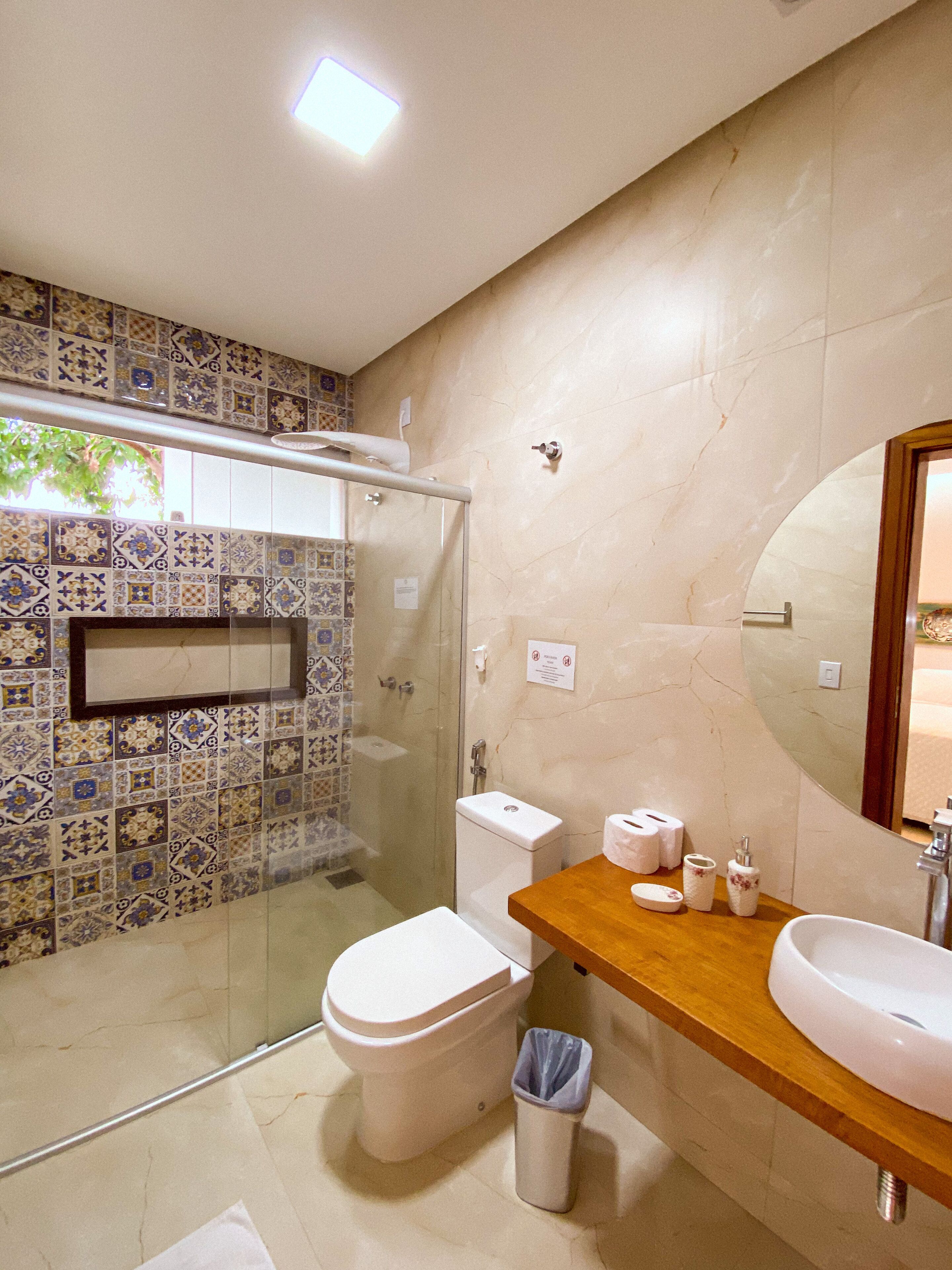 Un baño con ducha, inodoro y lavabo.