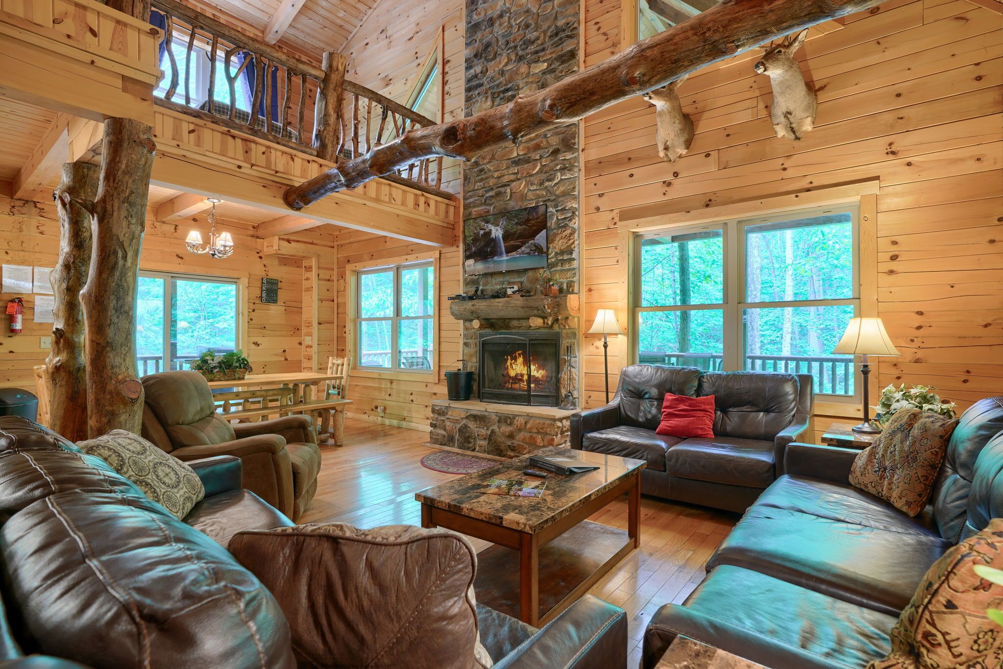 Gorgeous 5 br, 3 ba lodge bordering Buckeye Trail!