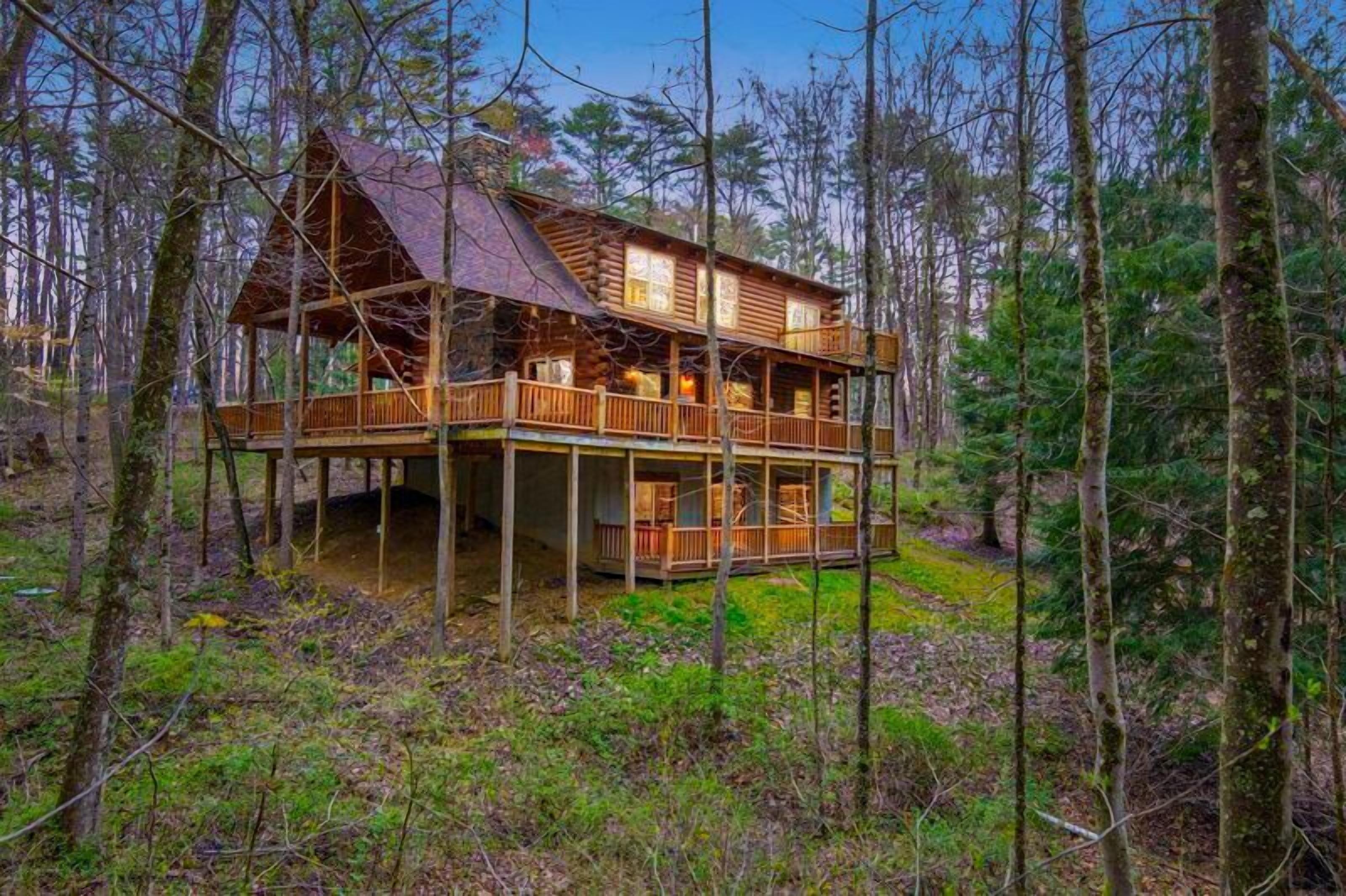Gorgeous 5 br, 3 ba lodge bordering Buckeye Trail!