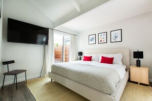 3 chambres, fer et planche à repasser, lit de bébé portatif