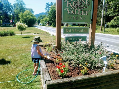 3-Bedroom Cottage in the Adirondack High Peaks Village of Keene Valley
